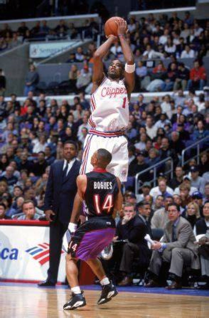 Was muggsy bogues shot?